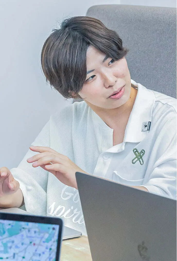 会議室でPC画面を見ながら議論するエンジニア