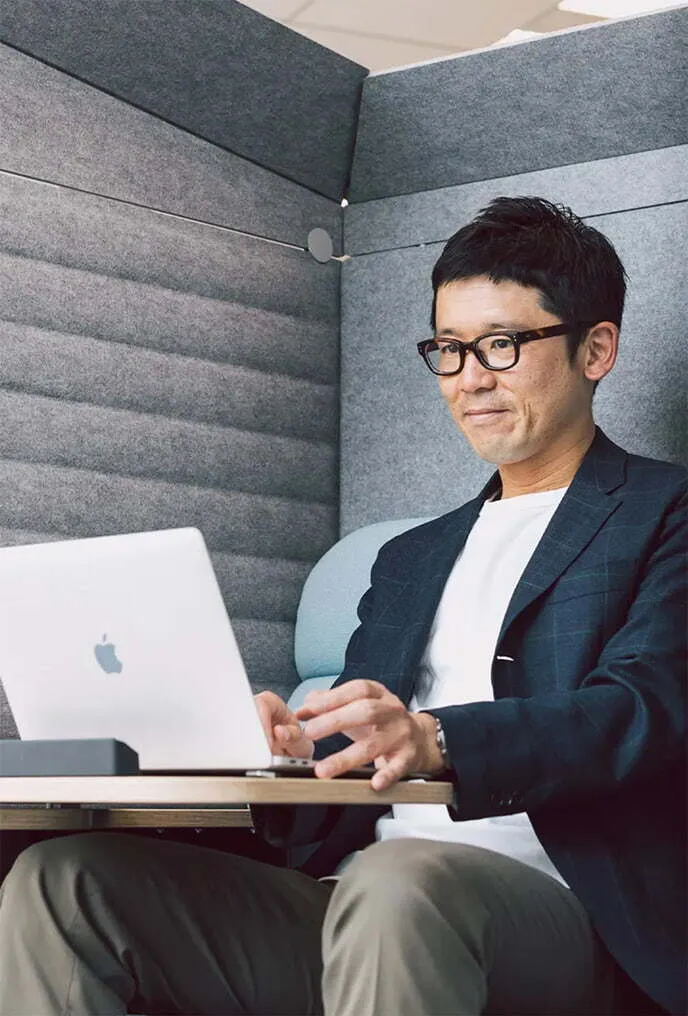 集中ブースでPCを操作する営業メンバー