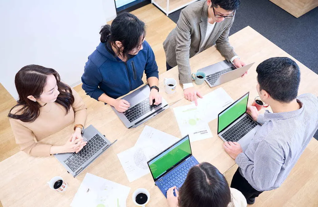 チームでミーティングを行っている様子