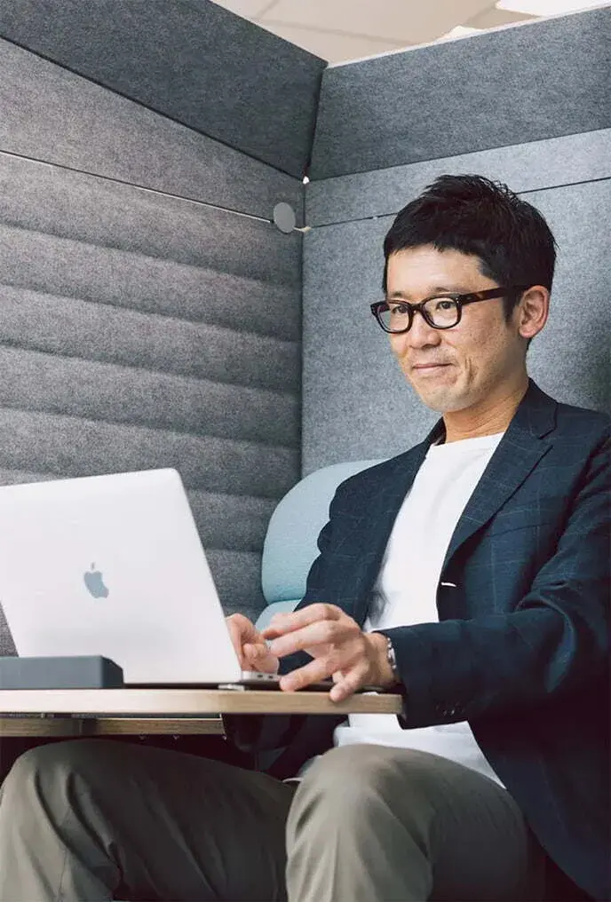 集中ブースでPCを操作する営業メンバー