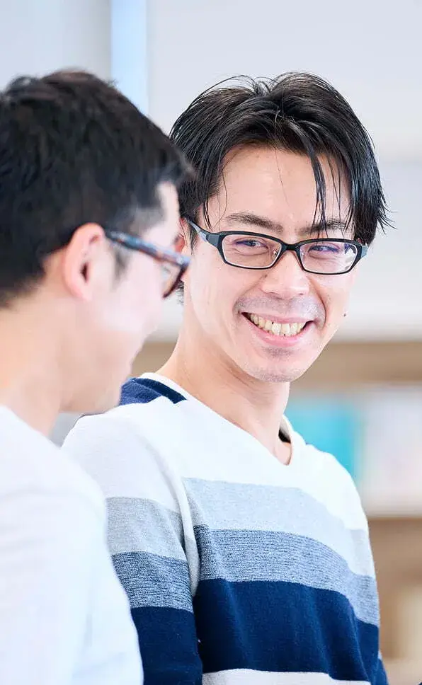 談笑する男性社員たち