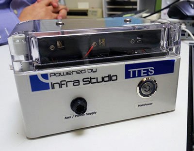 3GS、GPS、加速度計などがまとまっている。 サイズは幅125、奥行75、高さ75(mm)