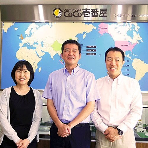 株式会社壱番屋 経営企画室 課長 平尾 康能 様（右） 営業管理部 営業管理課 主任 佐藤弘幸様（中央） 営業管理部 五藤豊子様（左）