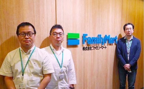 株式会社ファミリーマート システム本部 次期会計システム部 部長 川口卓司様（中央） エリア支援システムグループ 石崎達也様（左） 経営企画本部 経営企画部 DX推進室 マネジャー（兼）エリアサポート本部 店舗開発・審査部 開発決済・分析グループ 吉野健様（右）